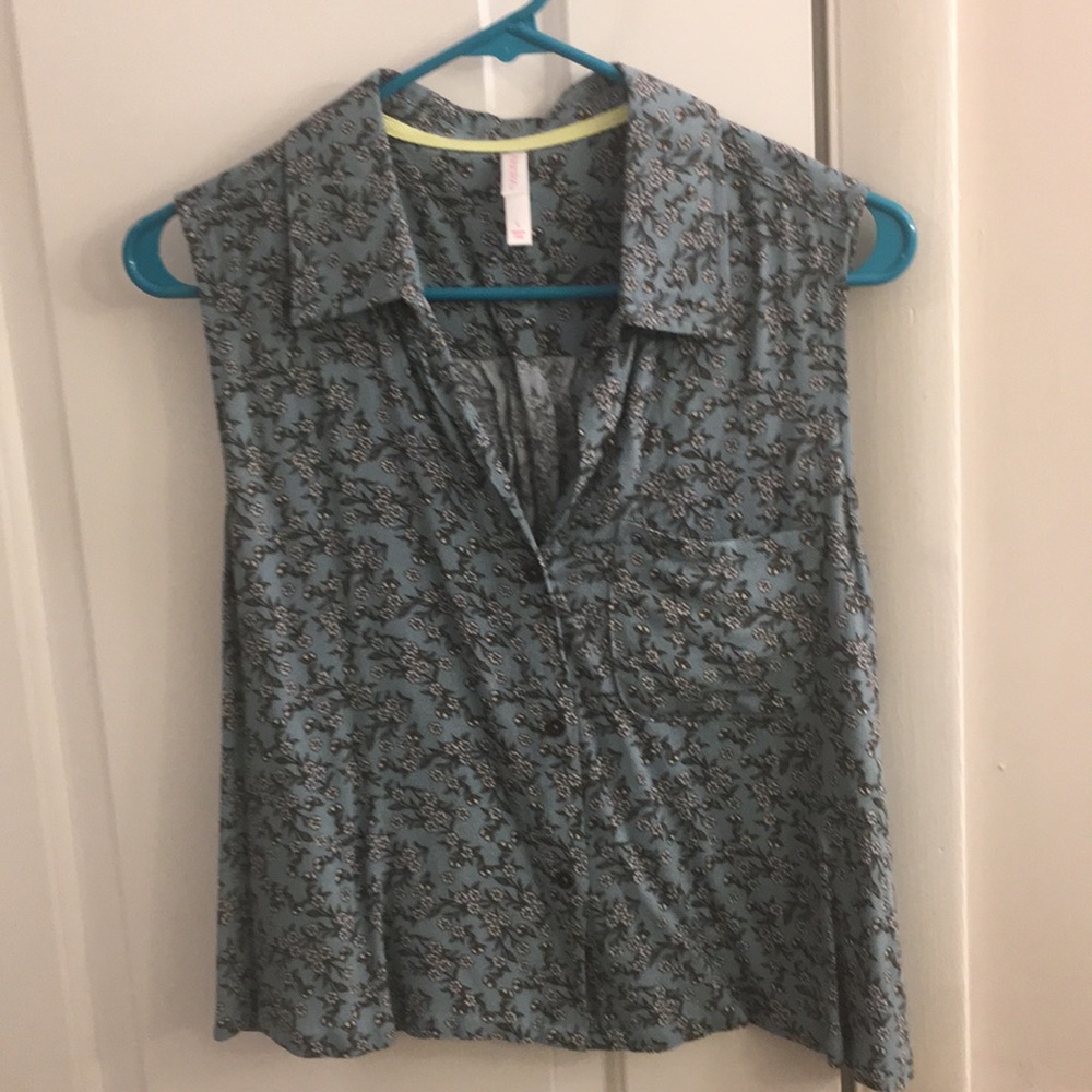 Xhilaration crop top green + white flower pattern